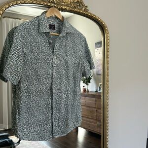 Patterned men’s button down